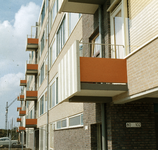 824146 Afbeelding van de balkons aan een flatgebouw aan de Nansenlaan of de De Gasperilaan te Utrecht.